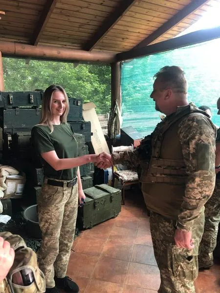 «За жертовність»: бойових медикинь Волинської бригади ТрО нагородили медалями (фото)