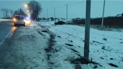 Врізався у стовп і злетів у кювет: під Луцьком п'яний водій тицяв гроші поліцейським (фото)