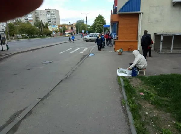 Луцькі муніципали за 20 хвилин розібрались із вуличними торгівцями (фото)