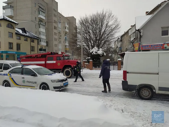 У Володимирі зіткнулися два авто і застрягла у снігу вантажівка (фото)