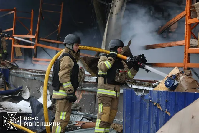 Масштабна пожежа та четверо постраждалих: наслідки атаки на «Епіцентр» на Рівненщині (фото)