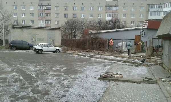 У Луцьку зникла точка продажу штучних квітів і вінків (фото)