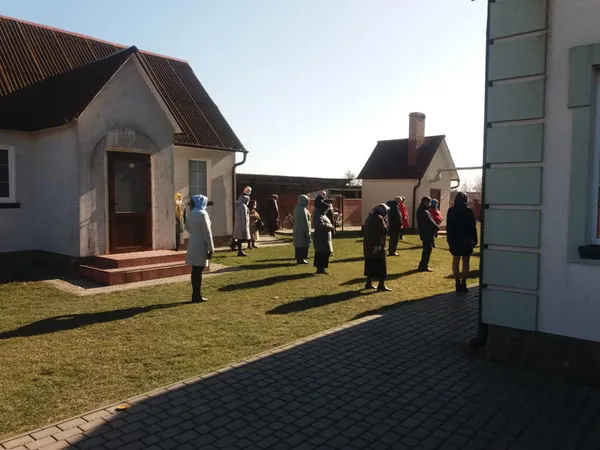 Дотримуйся дистанції: як у волинському храмі проводять службу (фото, відео)