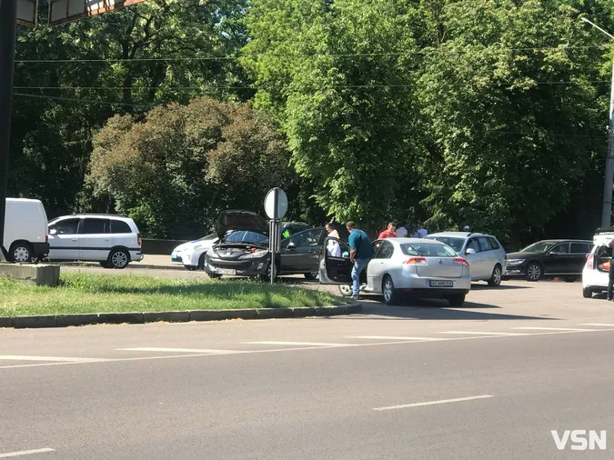 Рух ускладнений: у Луцьку – аварія біля історичного (фото, відео)