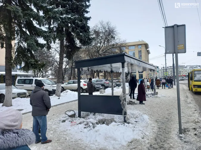 У центрі Луцька встановили чергову конструкцію розумної зупинки (фотофакт)