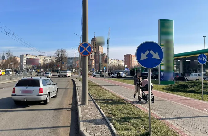 У Луцьку на Соборності Volkswagen збив 60-річного велосипедиста (фото, відео)