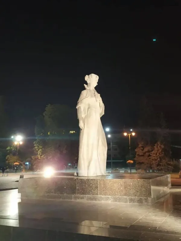 У Луцьку підсвітили пам’ятники Грушевському та Лесі Українці (фото)
