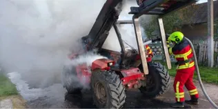 Пожежу гасили пів години: на Волині зайнявся навантажувач (фото)