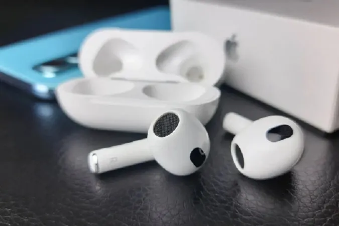 Жінка відстежила загублені AirPods і жахнулася від того, що знайшла