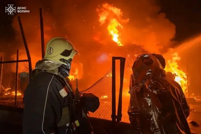 На Волині – страшна пожежа через російську атаку (фото)