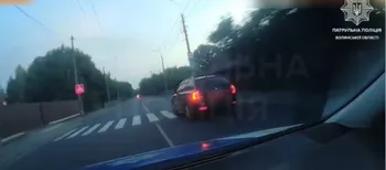 Відкрили вогонь по авто: у Луцьку патрульні затримали водія (відео)