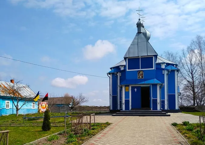 Біля церкви в Мизовому встановили банер Героям України (фото)