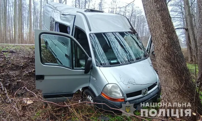 П'ятеро постраждалих: на «Варшавці» бус з пасажирами злетів у кювет (фото, відео)