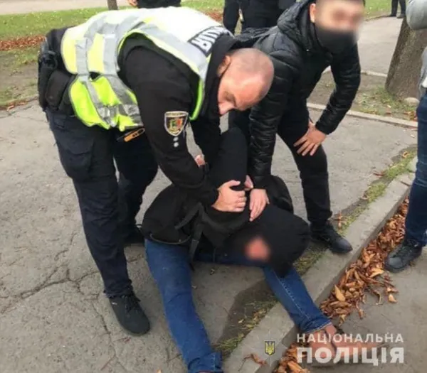Чоловік кинувся з ножем на перехожих: є вбиті й поранені