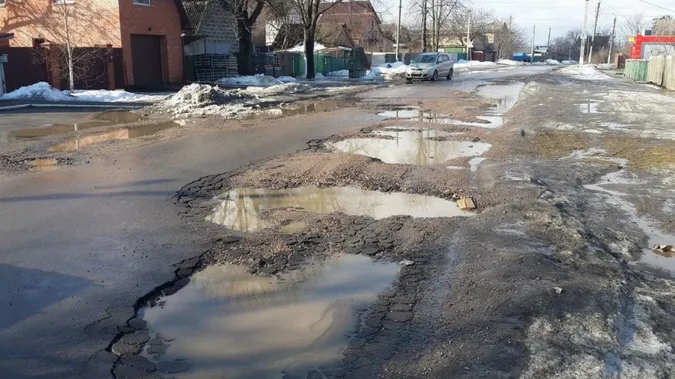 В «Укравтодорі» пояснили, чому разом зі снігом зникає асфальт