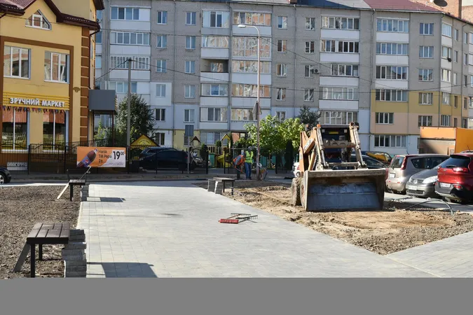 У Луцьку завершують облаштування скверу на Кравчука (фото, відео)