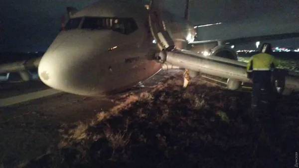 Відірвалося шасі: в Одесі літак здійснив жорстку посадку (відео, фото)