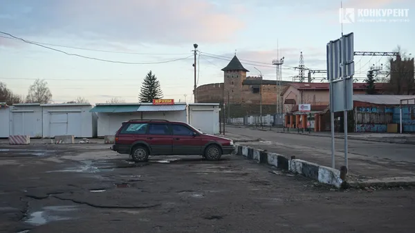Поставили знак та братимуть гроші: коли на Старому ринку запрацює парковка (фото, відео)