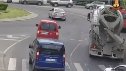 У Луцьку водія змусили чистити дорогу від бетону (відео)