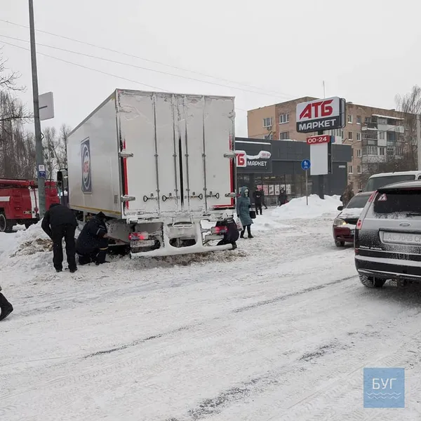 У Володимирі зіткнулися два авто і застрягла у снігу вантажівка (фото)