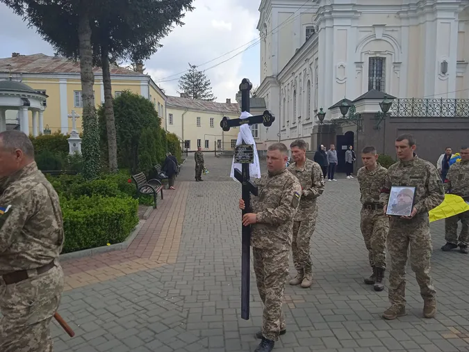 У Луцьку попрощалися з Героєм Юрієм Крюковим (фото, відео)
