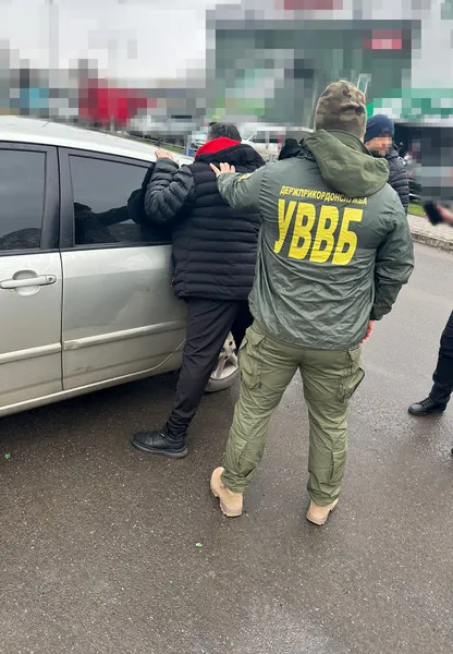 У Луцьку затримали прикордонника, який за гроші випускав ухилянтів з України (фото, відео)