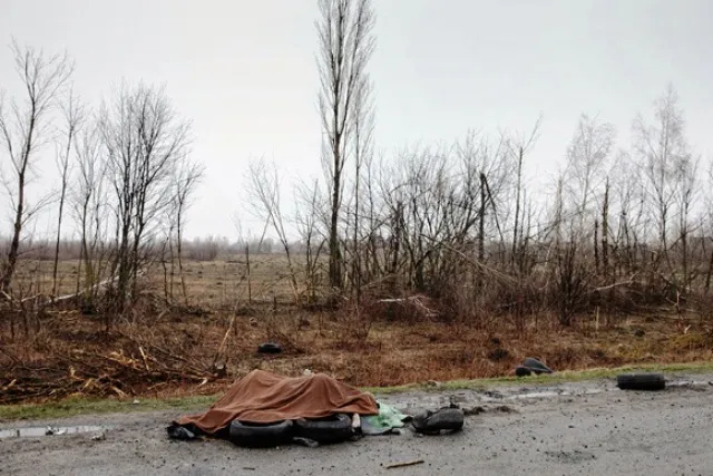 У Бучі знайшли братську могилу, також місто всипане трупами (відео)