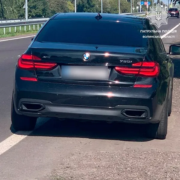 Під Луцьком BMW «пролетіла» селом на швидкості 155 км/год (фото)