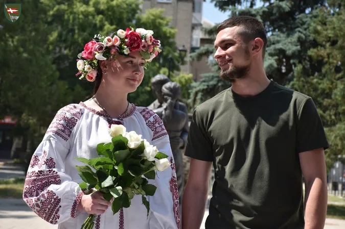 На Донеччині у волинській бригаді відгуляли подвійне весілля (фото)