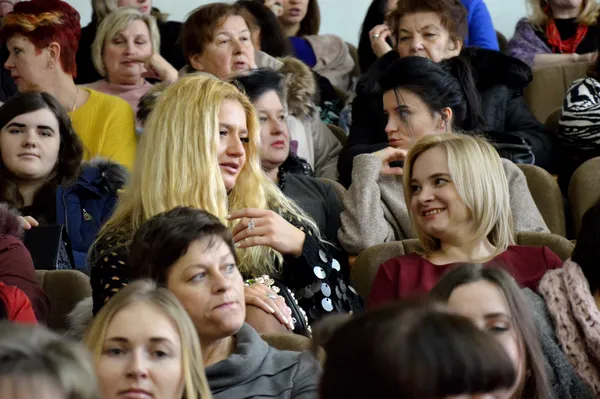 У Луцькому «політесі» чоловіки креативно привітали жінок (фото)