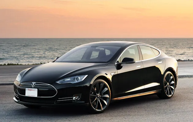 Не реагують на мотоциклістів: виявили нову загрозу електрокару Tesla