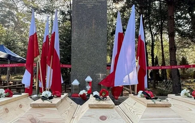 55 трун і спільна молитва: на Волині відбулося перепоховання жертв подій 1943 року (фото)