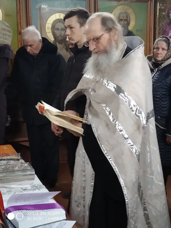 У селі на Волині священник освятив водою вулиці (фото)