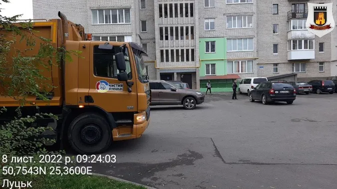 У Луцьку муніципали покарали водія, який заблокував рух сміттєвозу (фото)