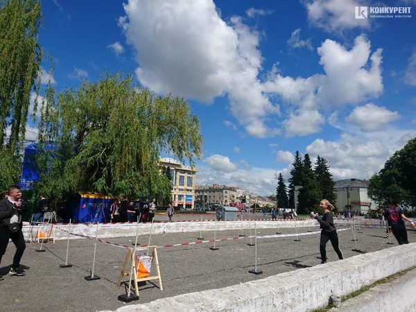 Луцькі орієнтувальники влаштували змагання на місці колишнього фонтану (ФОТО)