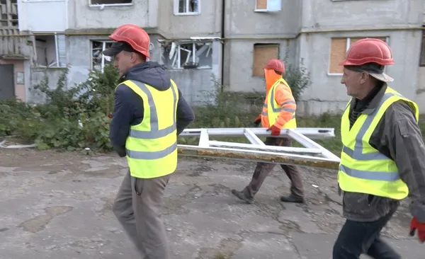 У Луцьку на Озерецькій почали демонтовувати будинок, який знищила атака рф