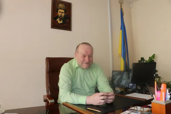 Юрій Семенюк у своєму кабінеті