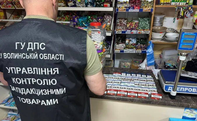 Без акцизу і без назви: на Волині в магазині знайшли нелегальні сигарети (фото)