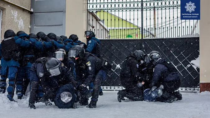 Сніг не завадив: у Луцьку «силовики» влаштували спільні навчання (фото)