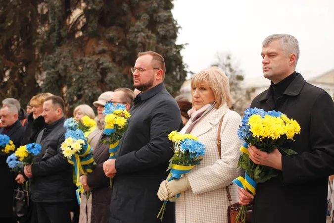 Квіти та сотні людей: у Луцьку вшанували пам'ять героїв Небесної Сотні (фото, відео)