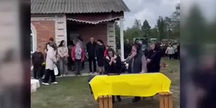 На Волині – скандал: священник УПЦ «МП» не пустив до церкви хоронити Героя (відео)