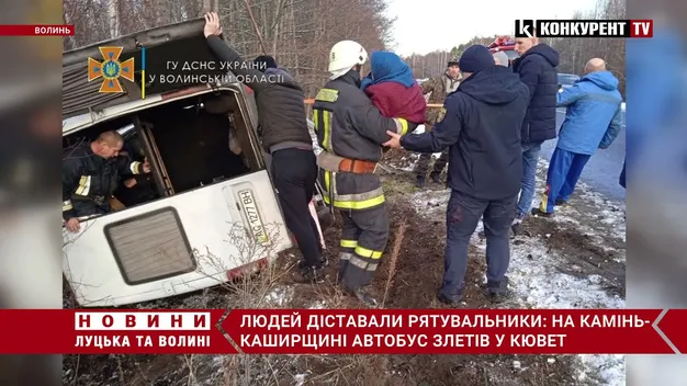 На Волині рятувальники витягнули з перевернутого буса двох жінок (фото, відео)