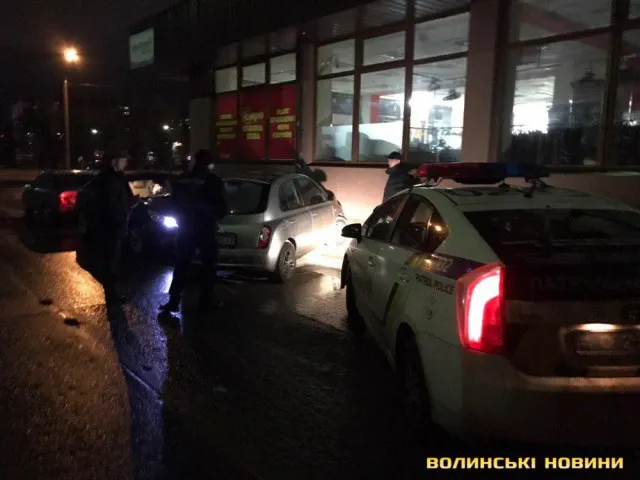 Автомобіль врізався в будівлю: ДТП на Кравчука (фото)