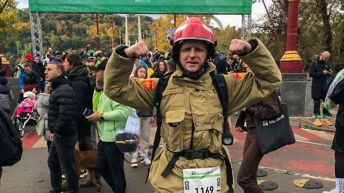Волинський рятувальник пробіг марафон у бойовому спорядженні вагою 20 кілограмів