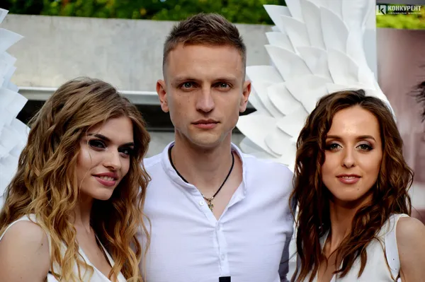 Із янголами та дітьми: якою була луцька вечірка біля басейну з Андре Таном (фото)
