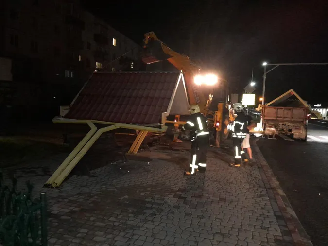 У Володимирі потужний вітер зніс зупинку (фото)