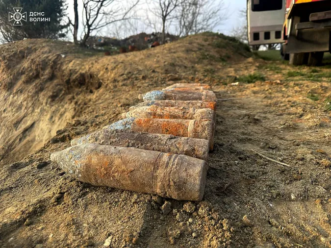 Металошукач не вщухав: на Волині найшли цілий склад снарядів (фото)