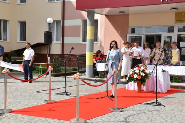 Випускникам луцьких шкіл вручили золоті та срібні медалі (фото)