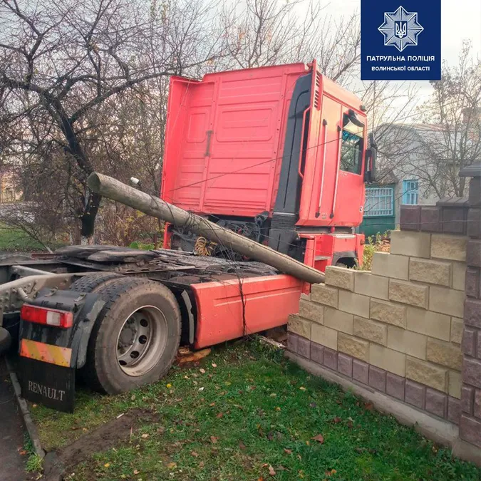 У Луцьку п'яний водій тягача зніс паркан і електростовп (фото)
