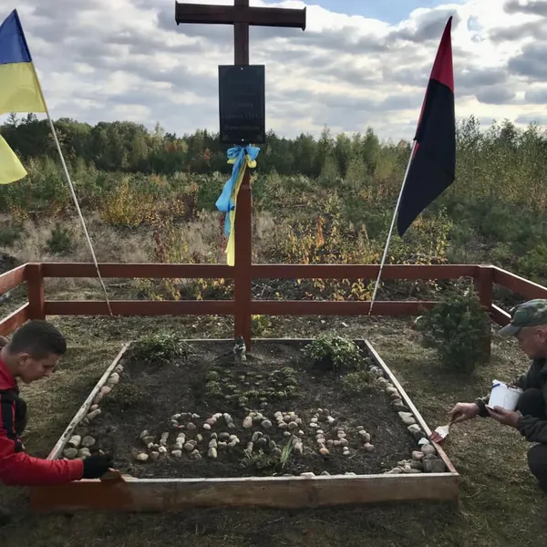 Волинські лісівники з дітьми впорядкували місце поховання 12 Героїв УПА (фото)